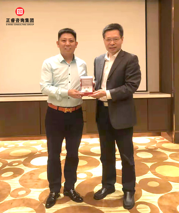 集團(tuán)創(chuàng)始人合影(左:金濤教授 右:徐地華董事長) 集團(tuán)創(chuàng)始人合影(左:金濤教授 右:徐地華董事長)