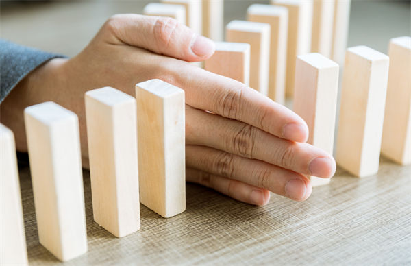 在年度經(jīng)營計劃中，如何有效識別并應(yīng)對潛在風(fēng)險？