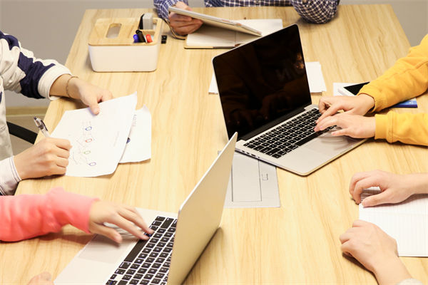 數(shù)字化轉(zhuǎn)型背景下，企業(yè)戰(zhàn)略應(yīng)如何創(chuàng)新與升級(jí)？