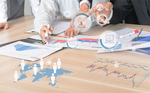 在制定年度經(jīng)營計劃時，如何考慮行業(yè)趨勢和政策影響？