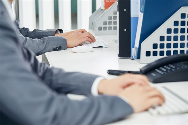 在組織變革中，如何確保員工順利過(guò)渡并減少負(fù)面影響？