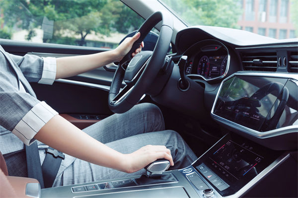 女子工資4600每天花近百元通勤上班，人力資源怎么看？