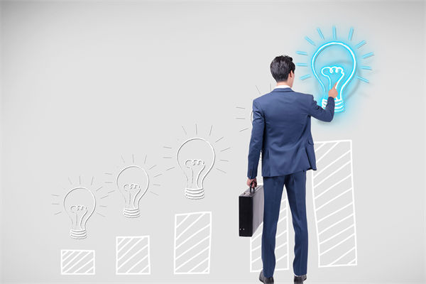 如何通過預算分析，識別企業(yè)運營中的潛在風險與機遇？