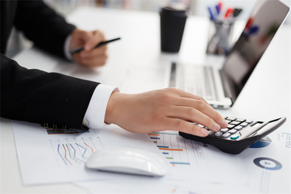 薪酬保密惹爭議，透明化管理能否化解員工信任危機？