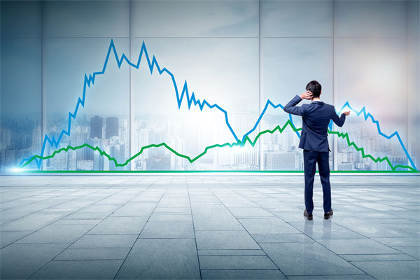 員工績效不佳，是應該立即解雇還是給予改進機會？