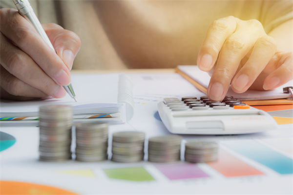 在滾動預(yù)算模式下，如何確保預(yù)算的連續(xù)性和前瞻性？