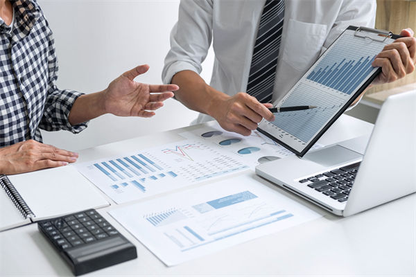 在滾動預算模式下，如何確保預算的連續(xù)性和前瞻性？