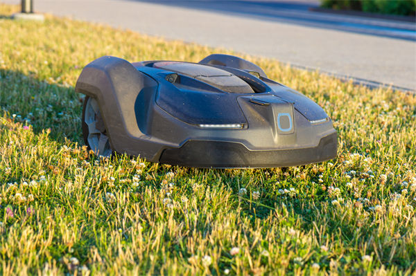 國產(chǎn)割草機器人走俏海外，企業(yè)數(shù)字化有何啟示？